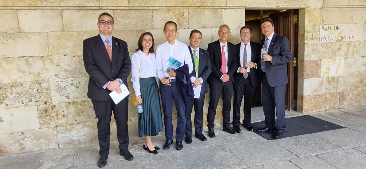 De izquierda a derecha:  Luis Felipe Botero, Lorena Vega, Dr. Shinya  Yamanaka, premio Nóbel 2012 en Medicina e Investido Doctor Honoris Causa por la USAL, nuestro Decano Juan Carlos Botero, el Rector de la USAL Dr. Ricardo Rivero, el Dr. José Abél Florez Villarejo, padrino del nuevo Honoris Causa y Edgar Munévar.