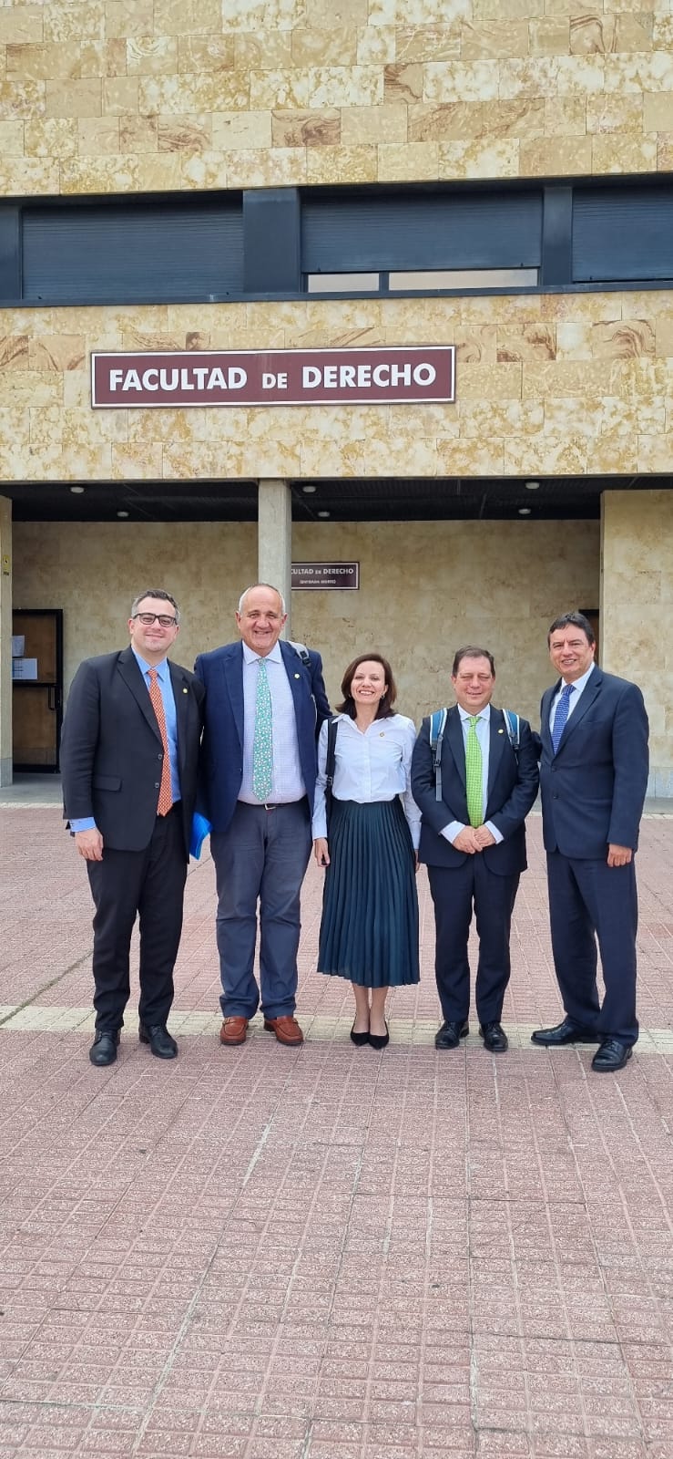 Fotografía con el Vicerrector de Posgrados de la Universidad de Salamanca, doctor Nicolás Rodríguez García.