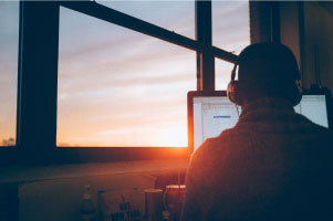 Ley 2101 de 2021 por medio de la cual se reduce la jornada laboral semanal de manera gradual Photo by Simon Abrams on Unsplash