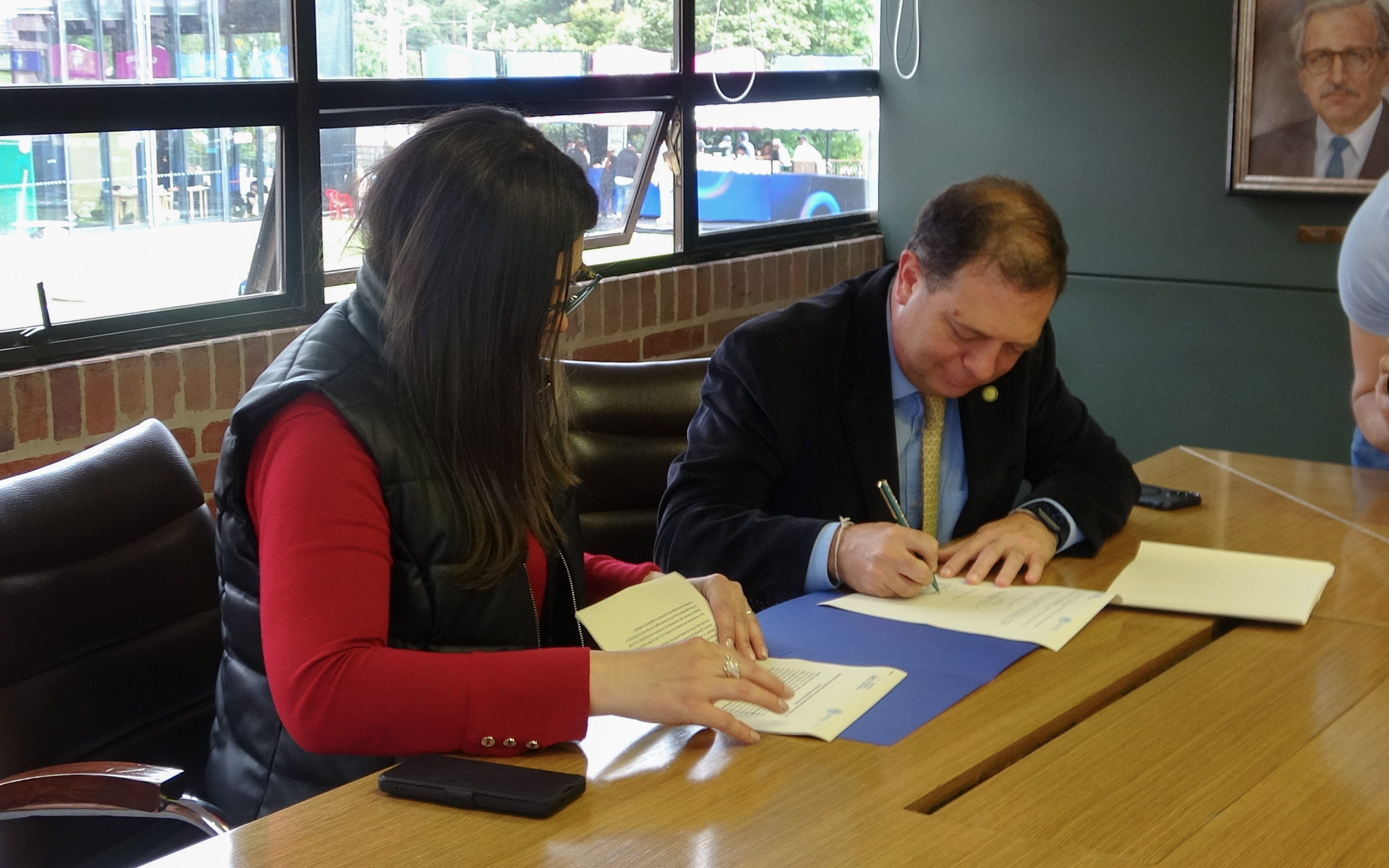 Fotografía de Juan Carlos Botero Navia, decano de la Facultad de Ciencias Jurídicas de la Javeriana, firmando el Memorando de Entendimiento junto a Andrea Carolina Chacón Castillo, directora general (E) del INCI