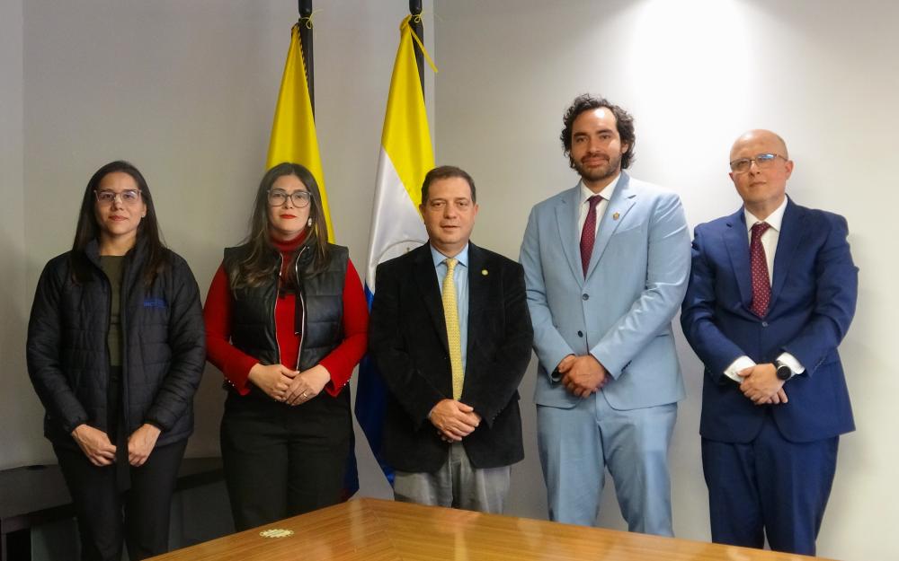 Fotografía de los representantes de la Facultad de Ciencias Jurídicas y su Consultorio Jurídico, y del Instituto Nacional para Ciegos (INCI)